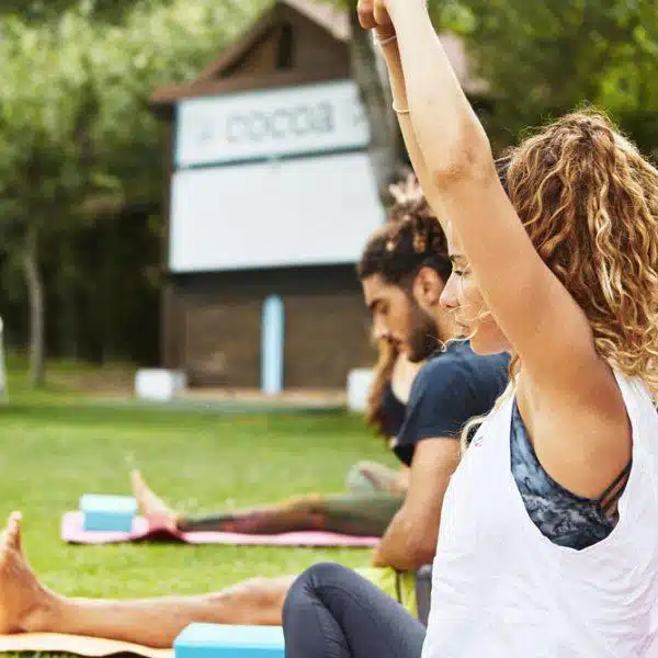 Classe de Yoga à Tarifa en extérieur, apprendre le kitesurf, kite et yoga