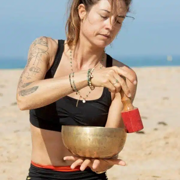 Musique au bol tibetain sur la plage pour se détentendre