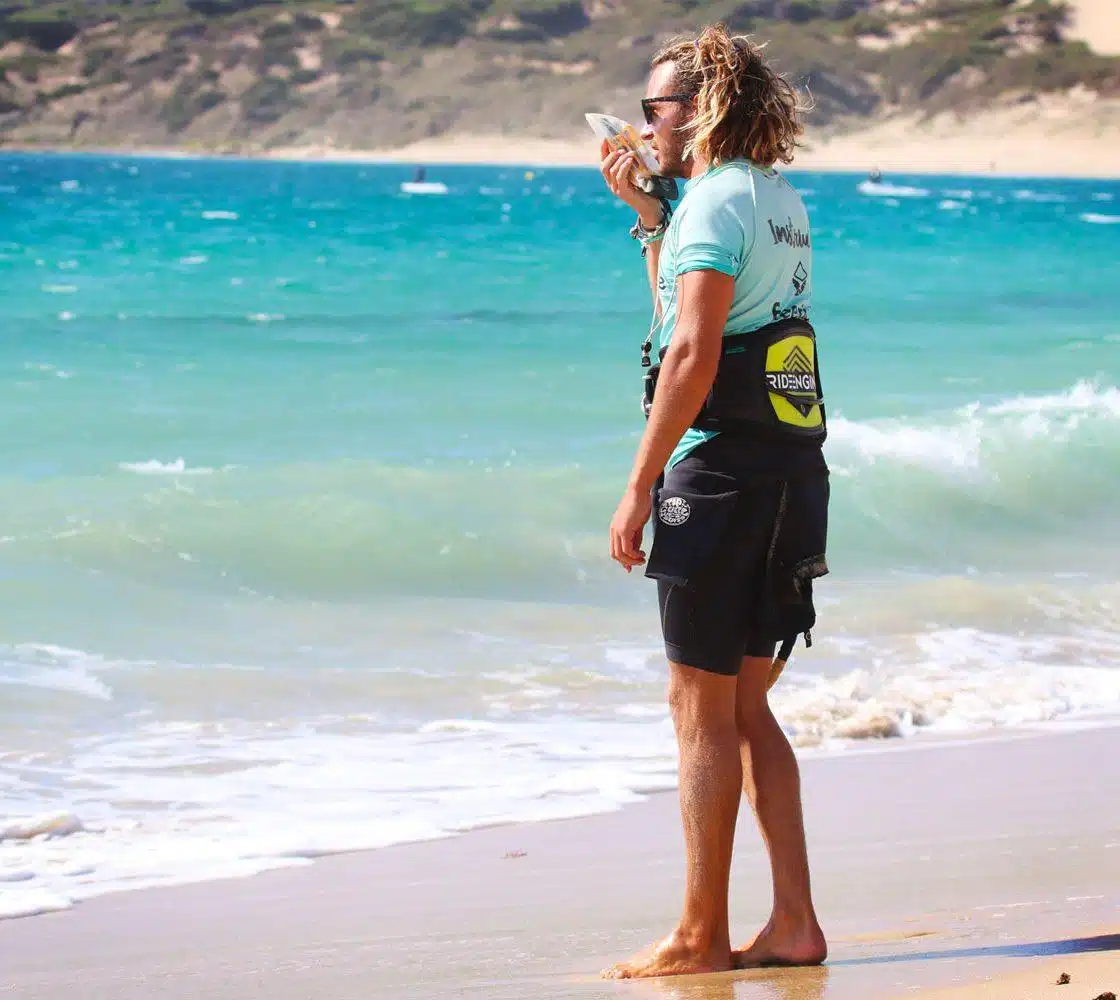 Kitesurf instructor using radio guidance