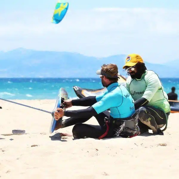 apprendre le kite foil, leçon de foil pour débutant, Tarifa, leçon de foil, learn how to kitefoil Tarifa