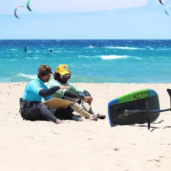 Kitefoil training, leçons de foil, apprendre le kitefoil à Tarifa, learn how to kitefoil