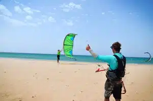 kitesurf instructor launching the kite on the beach