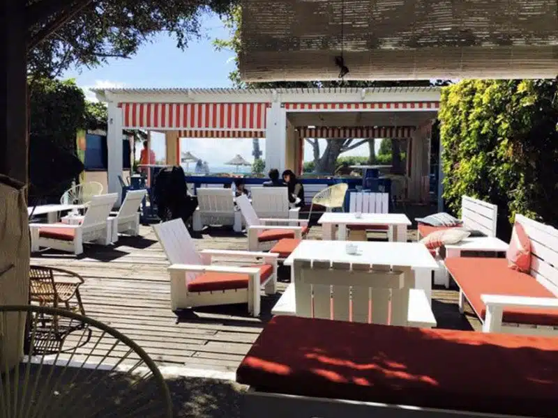 Tangana beautiful terrasse facing the beach and table to eat and relax