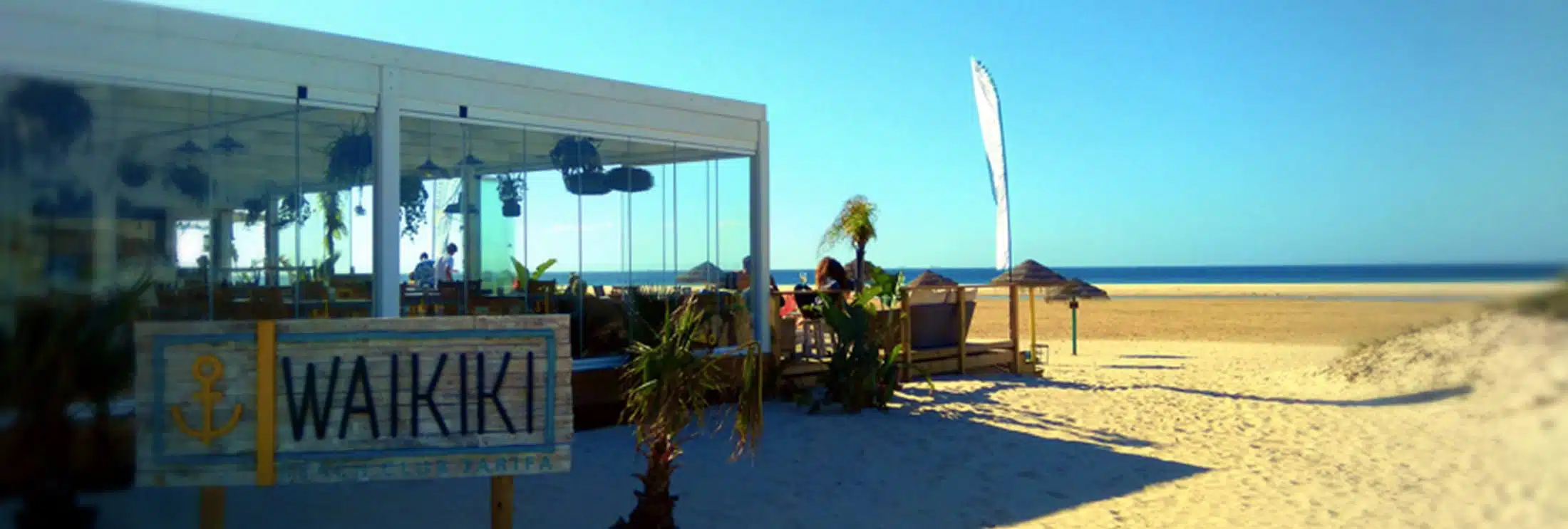 Beach Bar Waikiki in Tarifa with food, drinks and live music