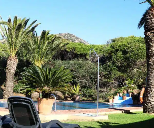 piscina con sala de yoga