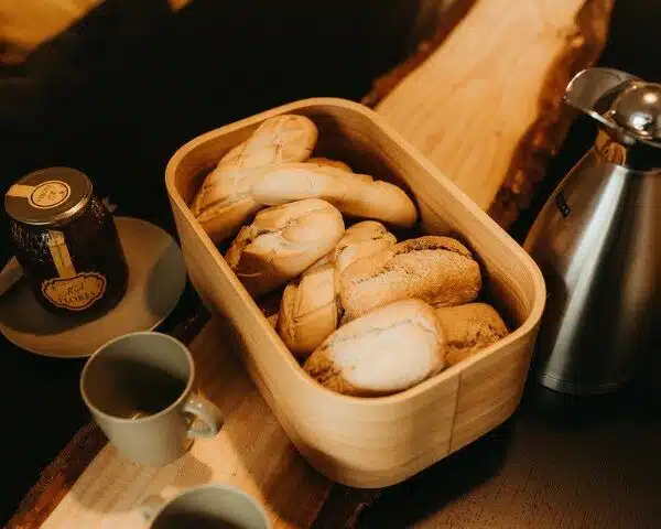 Desayuno café, té y cereal con pan