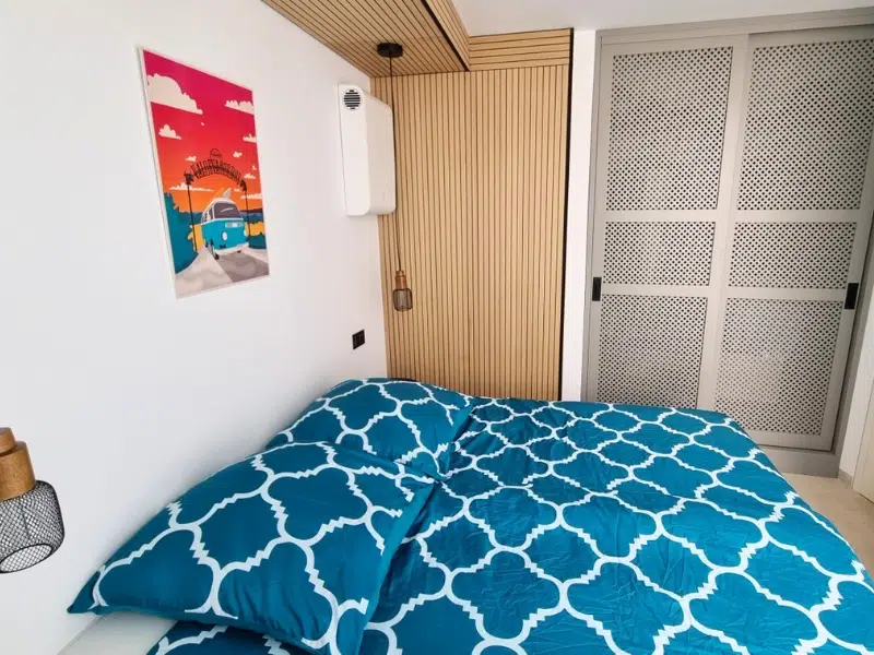 Habitación con baño de apartamento de 1 dormitorio en el casco antiguo de Tarifa.