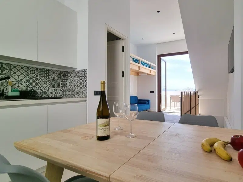 Kitchen and living room open to an ocean view terrasse