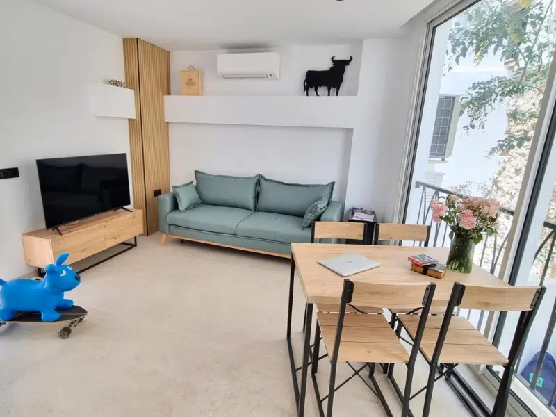 Cocina abierta en comedor y salón con ventana corredera