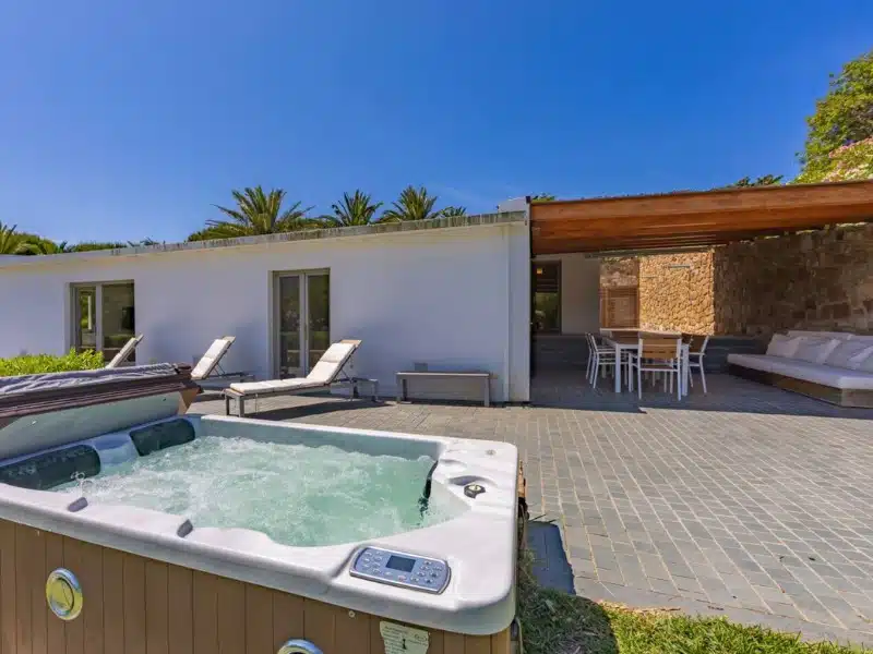 Jacuzzi and garden / Terrace