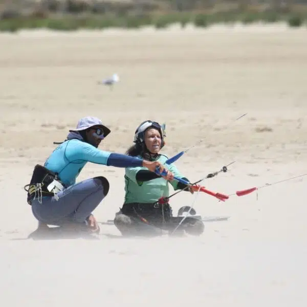 Primer día de kitesurf en Tarifa control del kite desde tierra