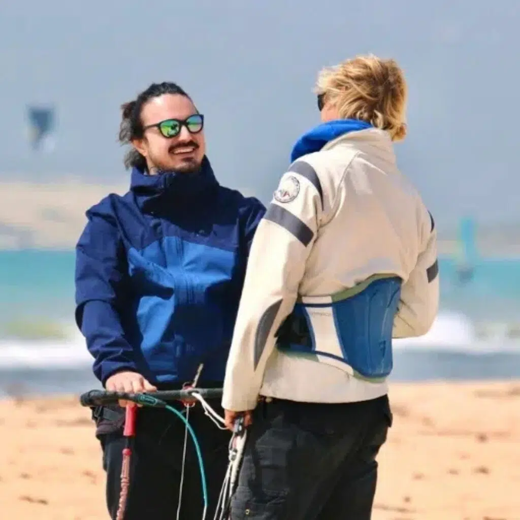 Curso de kitesurf para principiantes de nivel 1. Los primeros pasos en la arena