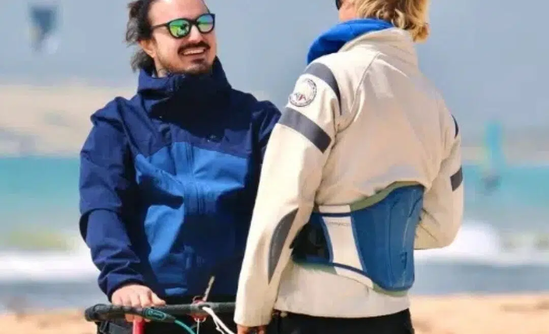 Curso de kitesurf para principiantes de nivel 1. Los primeros pasos en la arena