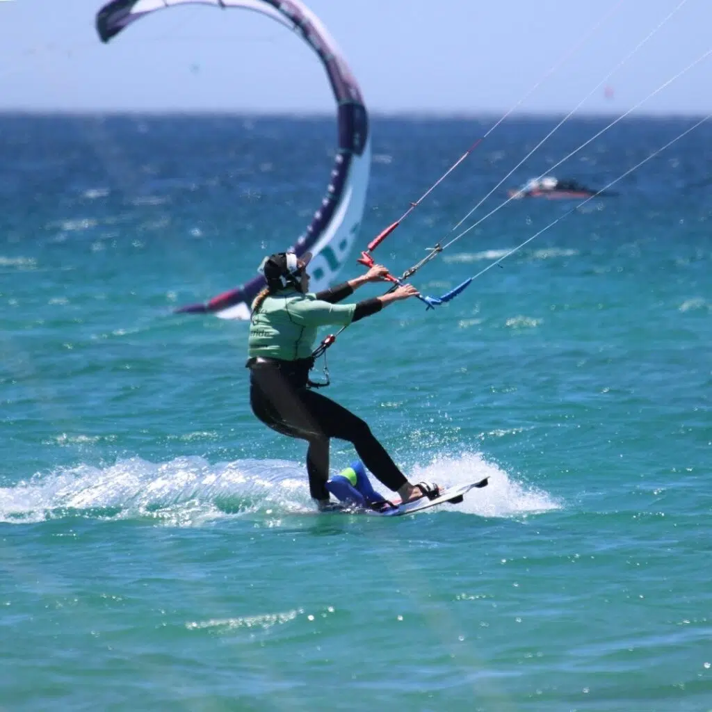 Alumno controlando la nagevación y la parada en el agua