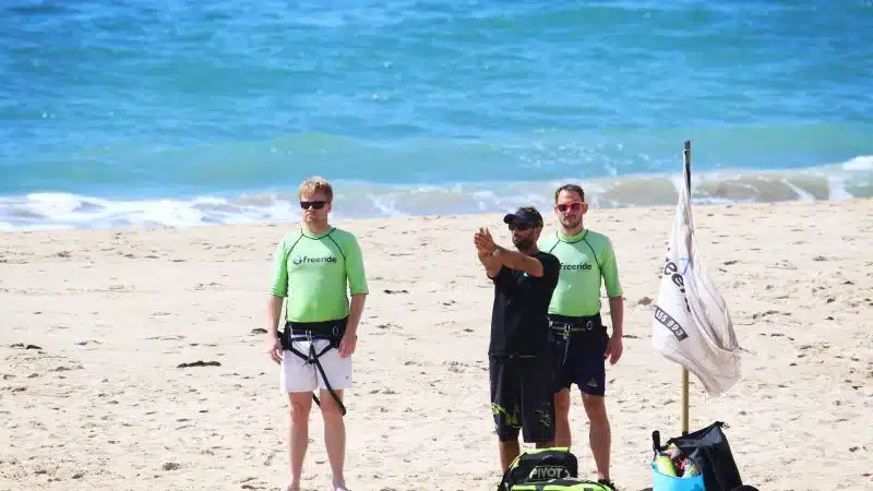 Analyse du site et évaluation du vent à Tarifa avec un moniteur de kitesurf pour le cours IKO chez Freeride Tarifa.