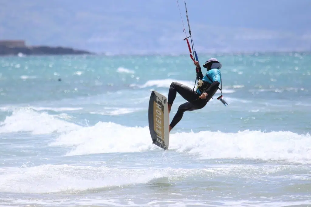 Comprehensive map and guide of the best kitesurf spots in Tarifa categorized by skill levels (beginner, intermediate, and advanced) featuring Los Lances, Valdevaqueros, and Balneario beach, provided by Freeride Tarifa school.