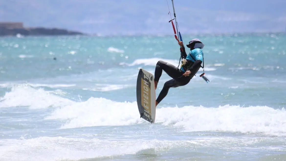 Comprehensive map and guide of the best kitesurf spots in Tarifa categorized by skill levels (beginner, intermediate, and advanced) featuring Los Lances, Valdevaqueros, and Balneario beach, provided by Freeride Tarifa school.