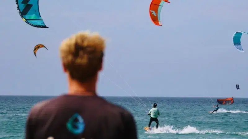 Alumno navegando con total autonomía tras completar el curso de kitesurfer independiente IKO Nivel 3 en Freeride Tarifa.