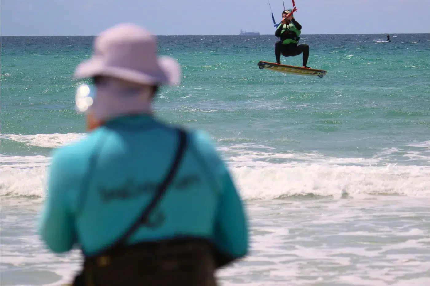 Rider progresando en el curso avanzado de kitesurf IKO Nivel 4 en las aguas de Tarifa con Freeride Tarifa.