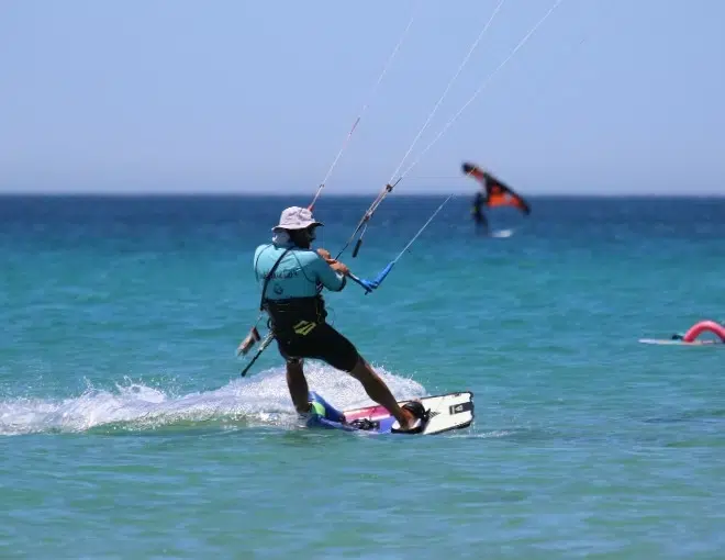 Rider de nivel 3 practicando la técnica de ceñida para navegar contra el viento y controlar la dirección en Freeride Tarifa.