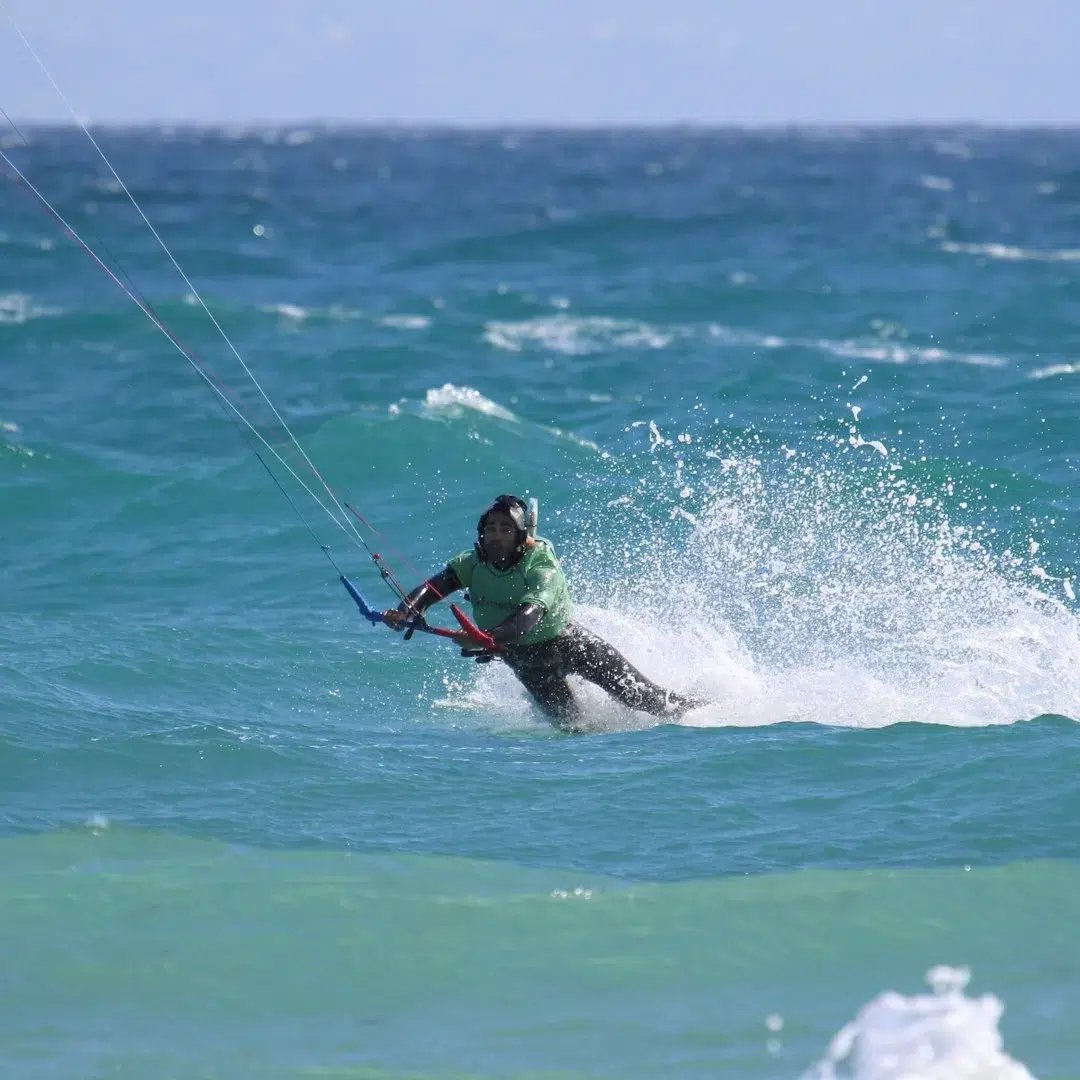 Alumno realizando bodydrag downwind o fase superman para controlar la potencia de la cometa en Freeride Tarifa.