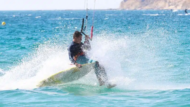 Équipement complet de kitesurf de la marque Naish disponible à la location chez Freeride Tarifa.