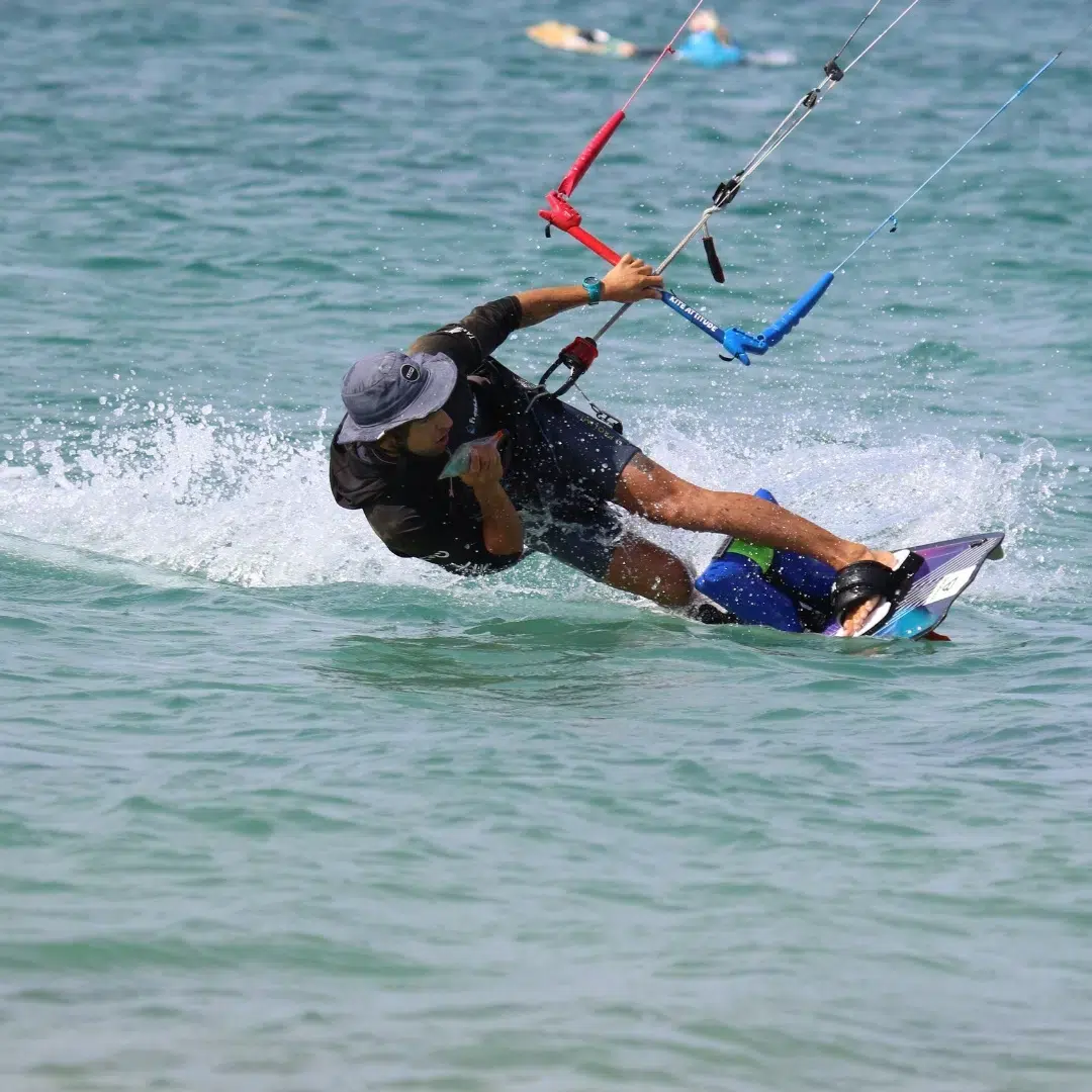 Rider perfectionnant la navigation de dos à l'aile (toe-side) pour des figures avancées de kitesurf avec Freeride Tarifa.