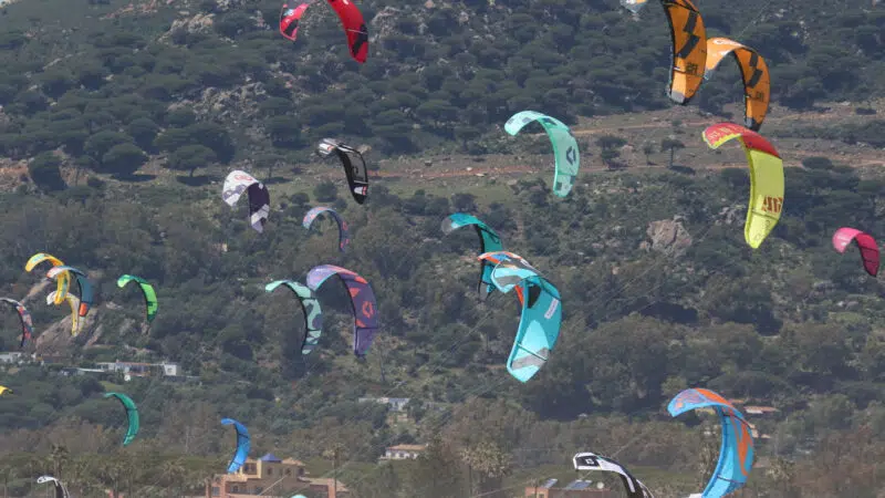 Instructor explicando las reglas de prioridad y derecho de paso (ROW) para navegar de forma segura en Tarifa con Freeride Tarifa.