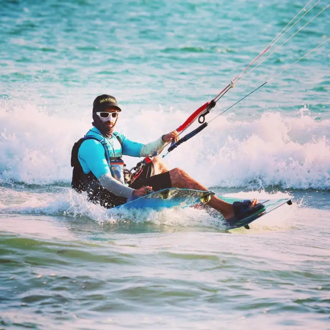 Instructor de Freeride Tarifa realizando una maniobra de rescate de tabla para un alumno durante el curso avanzado.