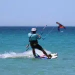 Alumno alcanzando el nivel de rider independiente IKO Nivel 3 navegando con autonomía en la playa de Los Lances, Tarifa.