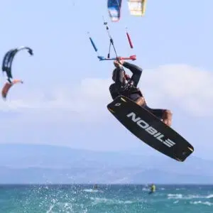 Alumno realizando su primer salto durante el curso avanzado de kitesurf IKO Nivel 4 con Freeride Tarifa.