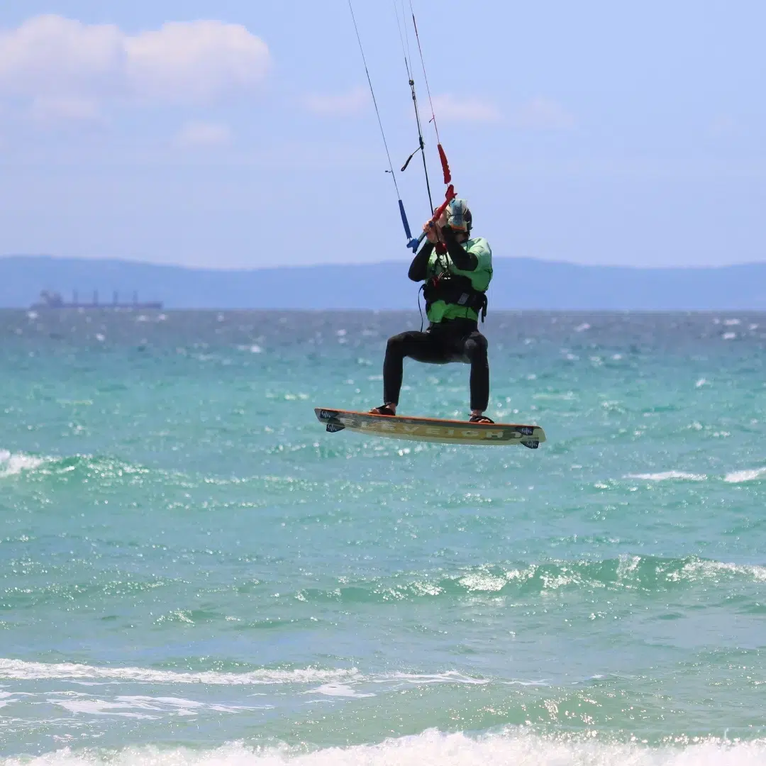 Kitesurfer realizando un salto de gran altura durante el curso avanzado IKO Nivel 4 en Tarifa con Freeride Tarifa.