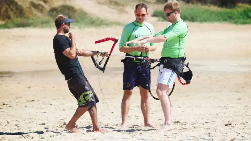 Moniteur expliquant les trois étapes des systèmes de sécurité et le largueur de l'aile chez Freeride Tarifa.