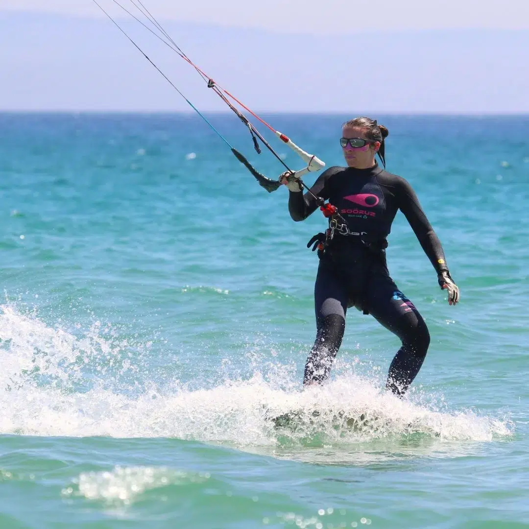 Élève pratiquant des transitions avancées et des changements de direction fluides lors du cours IKO Niveau 4 avec Freeride Tarifa.