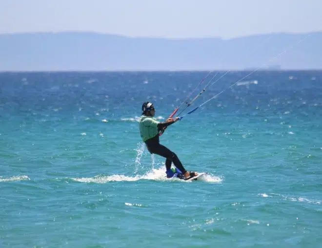 Élève de Niveau 3 pratiquant des transitions fluides pour changer de direction sans s'arrêter chez Freeride Tarifa.