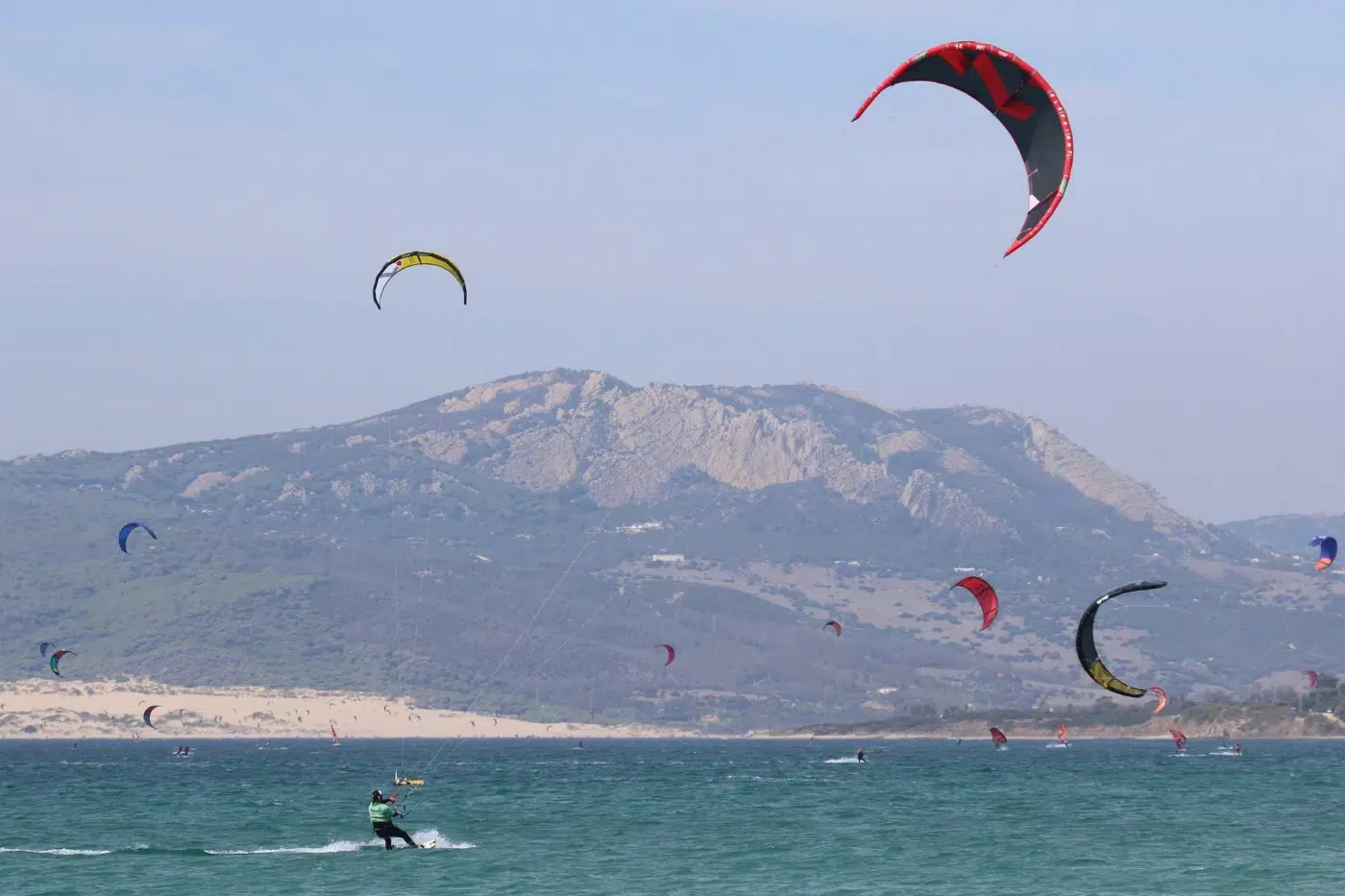 Un élève de kitesurf réalisant le waterstart et tirant ses premiers bords lors du stage IKO Niveau 2 chez Freeride Tarifa.