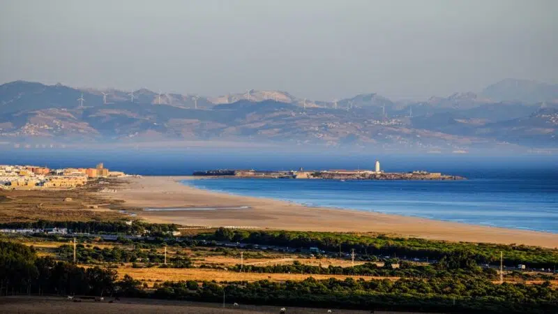 Un ciel bleu limpide à Tarifa, en Espagne, par une chaude journée d'octobre.
