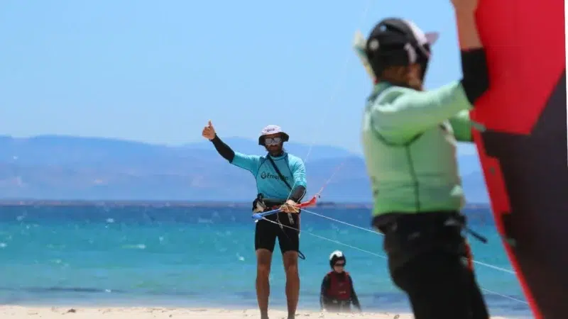 Des débutants lancent leur aile avec leur moniteur. Cours semi-privé de kitesurf (freeride) à Tarifa