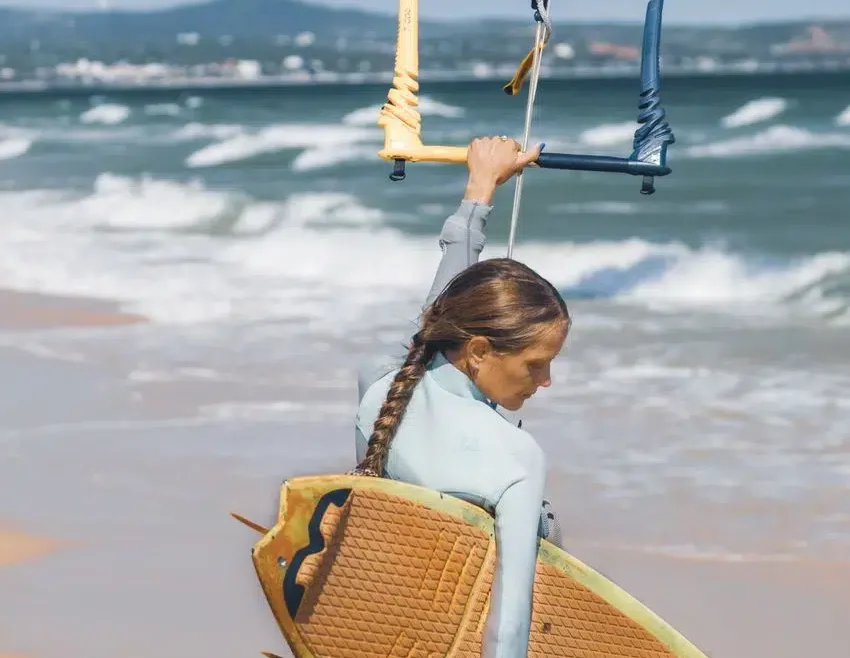 Principiante de kitesurf en la orilla de la playa de Valdevaqueros preparando su cometa para una clase en Tarifa España.